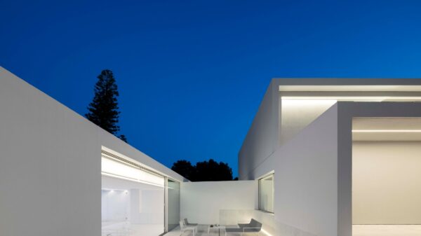 House between the pine forest by Fran Silvestre Arquitectos