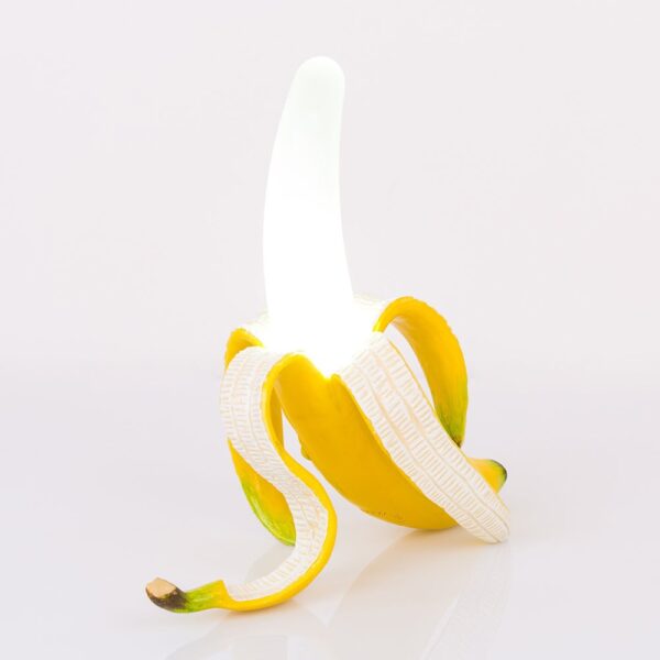 banana-lamp-daisy-02-amara