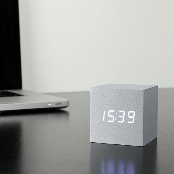 cube-click-clock-aluminium-white-led-03-amara