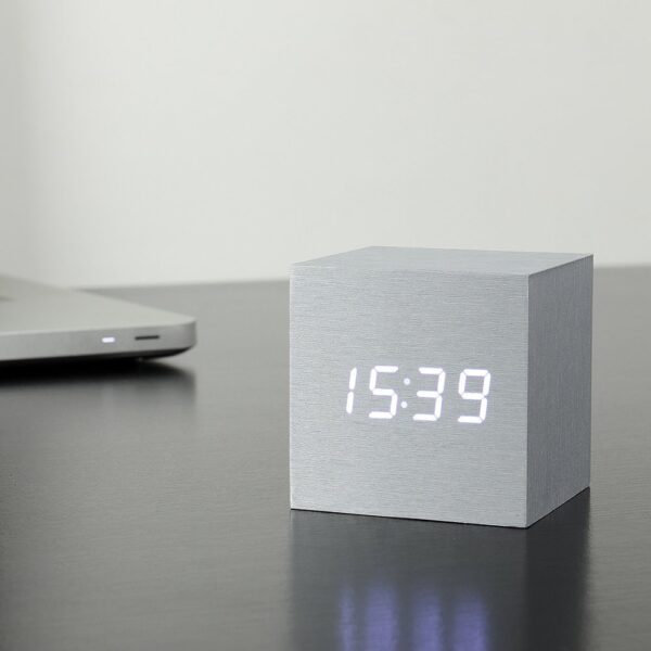 cube-click-clock-aluminium-white-led-06-amara