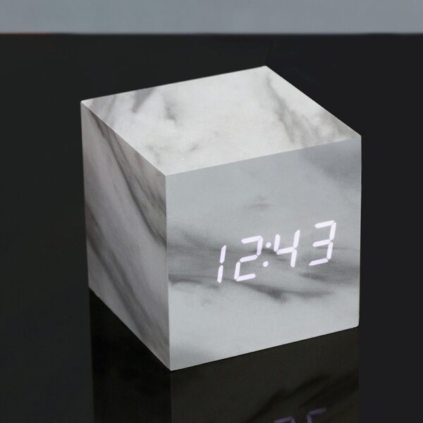 cube-click-clock-marble-white-led-02-amara