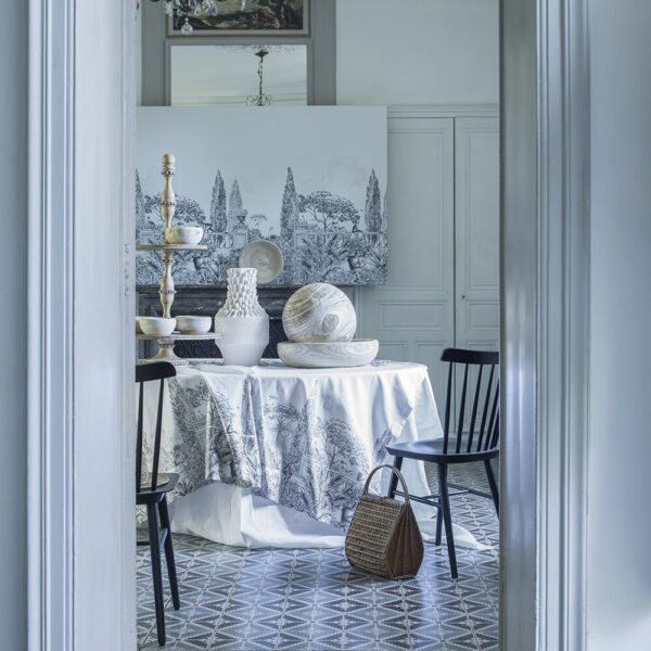 este-tablecloth-black-white-150x250cm-03-amara