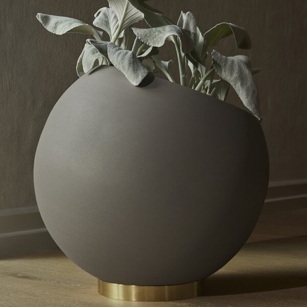 globe-flower-pot-taupe-large-02-amara