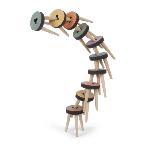 los-taburetes-balancing-stool-game-12-stools-04-amara