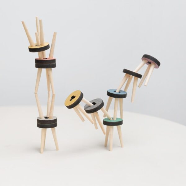 los-taburetes-balancing-stool-game-20-stools-02-amara