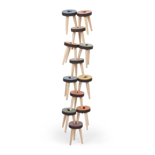 los-taburetes-balancing-stool-game-20-stools-03-amara