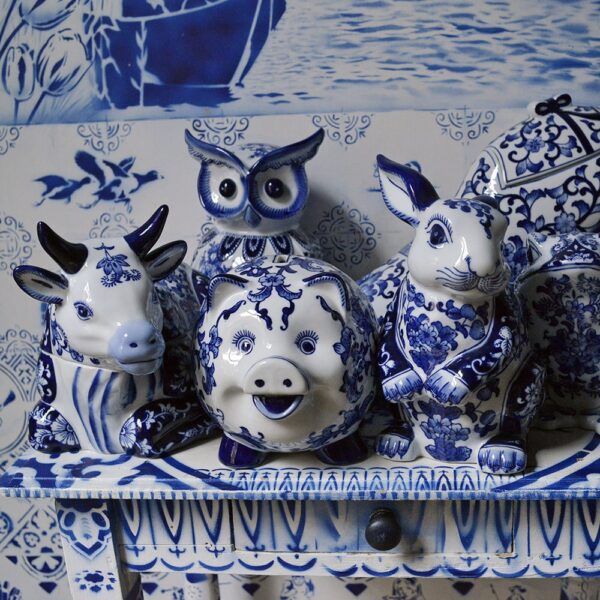 porcelain-cow-cookie-jar-blue-03-amara