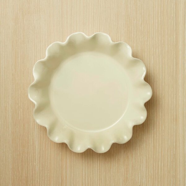 ruffled-pie-dish-clay-03-amara