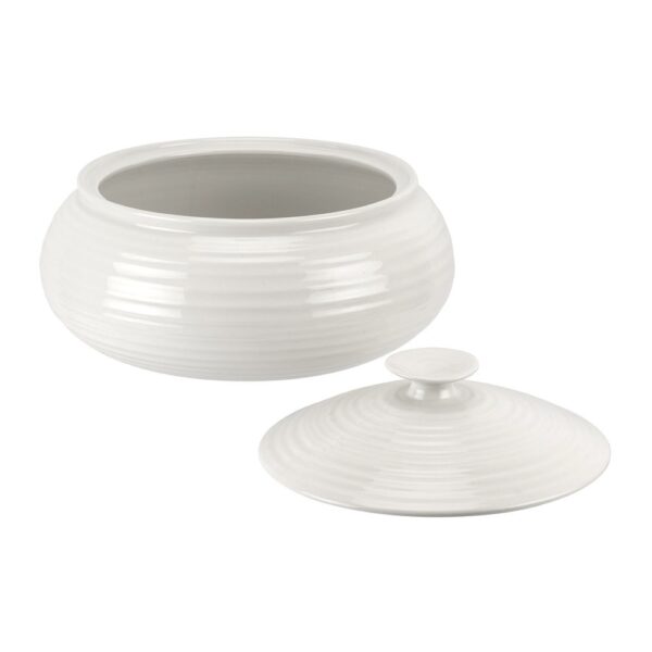 white-porcelain-low-casserole-dish-02-amara