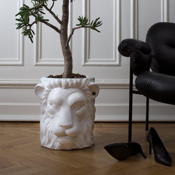 terracotta-lion-plant-pot-large-white