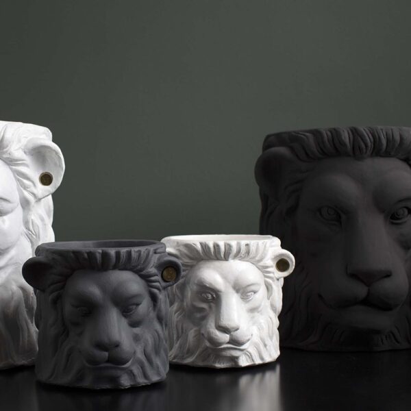 terracotta-lion-plant-pot-small-white