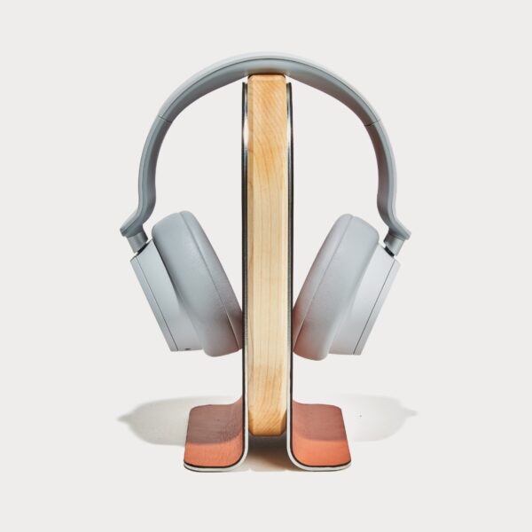 grovemade-wood-headphone-stand-maple-fg-headphone-stand-map-03-moment