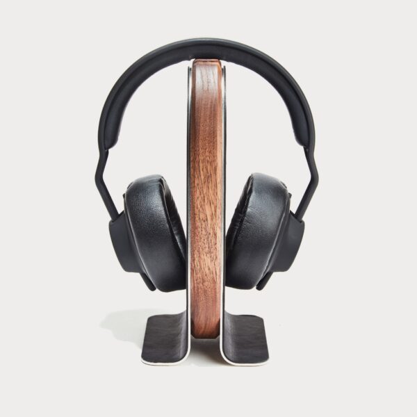 grovemade-wood-headphone-stand-walnut-fg-headphone-stand-wal-03-moment