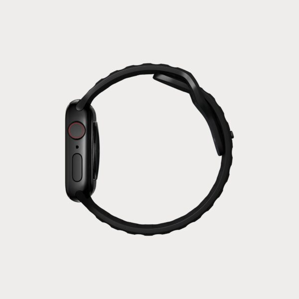 nomad-sport-strap-for-apple-watch-41mm-40mm-38mm-black-nm1a310000-03-moment